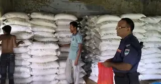জব্দ হওয়া ৯১২ বস্তা সার কৃষকদের মধ্যে বিক্রি